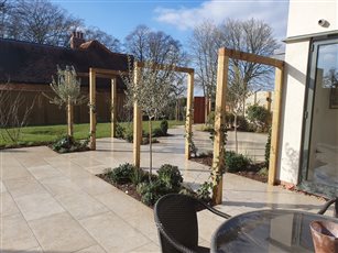 Fountain Groundworks have truly brought Lisa’s design to life with this installation. This beautiful garden was designed by Lisa Tucker Garden design. Using a range of materials including Extreme Beige Porcelain Paving and Quartz porcelain cladding.