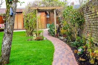 John Padwick Landscapes decided to use the Vande Moortel Clay Pavers to take you on a journey of discovery through their garden. Then using a beautiful Country Supplies porcelain paving, Pietra Di Barge, creating a separate space by the Summer House.