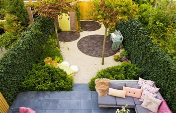 A high-end garden with green screens offers an elegant and private outdoor space